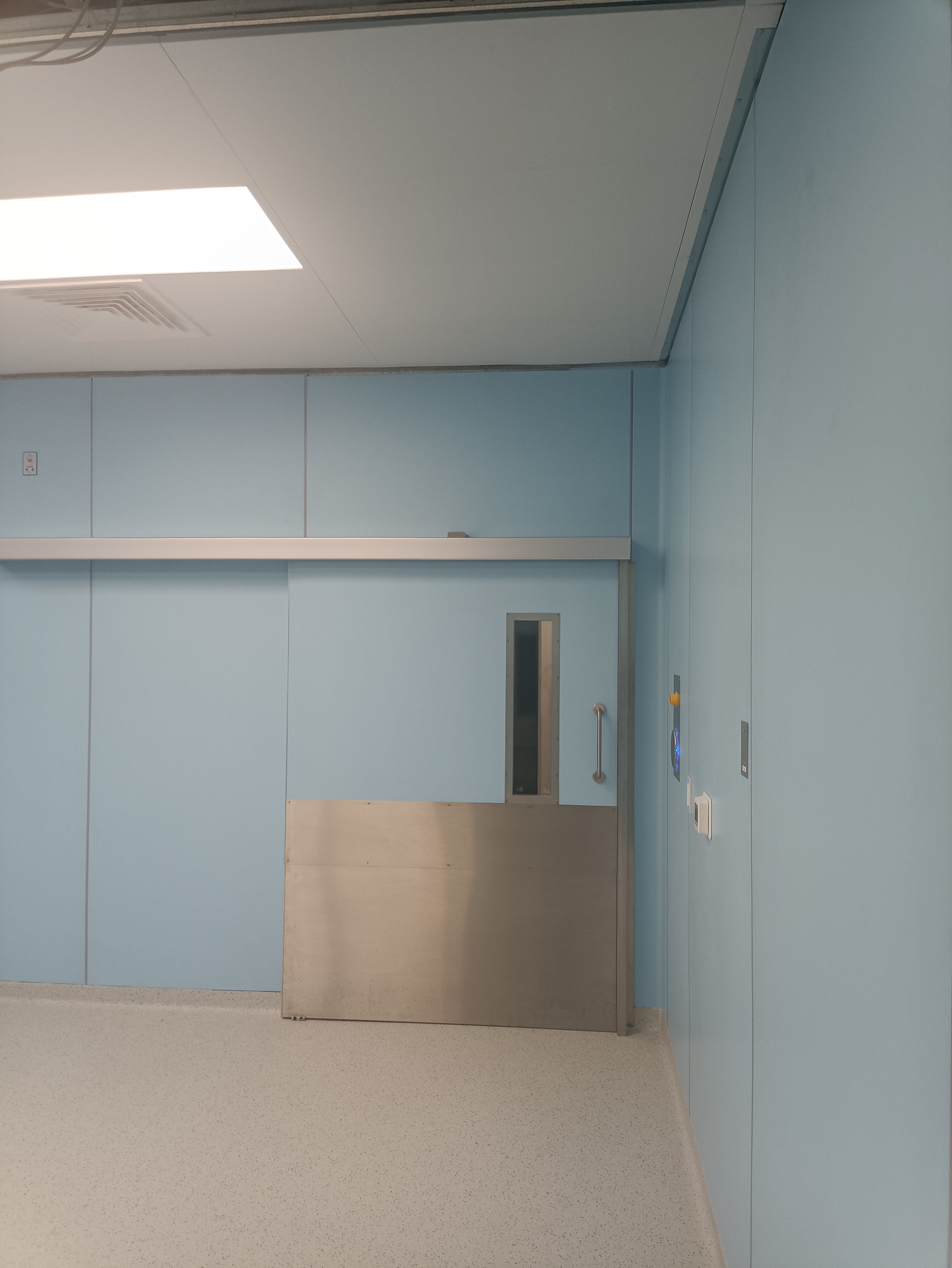 Vista frontal instalación SEDENA puerta 7 paneles Confortta